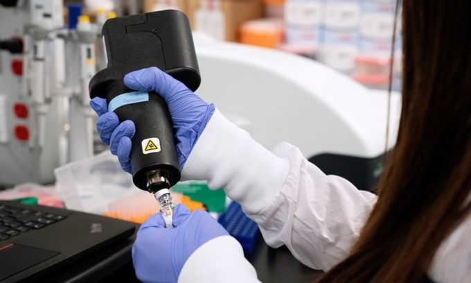 Nhà khoa học nghiên cứu vaccine Covid-19 tại một phòng thí nghiệm ở San Diego, California, Mỹ, hồi tháng ba