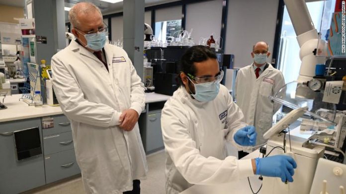 Thủ tướng Scott Morrison trong chuyến thăm các phòng thí nghiệm của hãng dược AstraZeneca ở Sydney, Australia