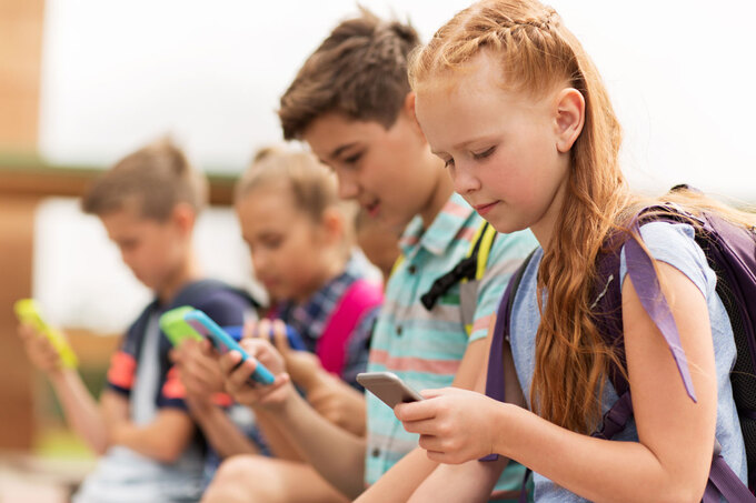 Australiavisa - Các nước quy định sử dụng điện thoại trong giờ học thế nào